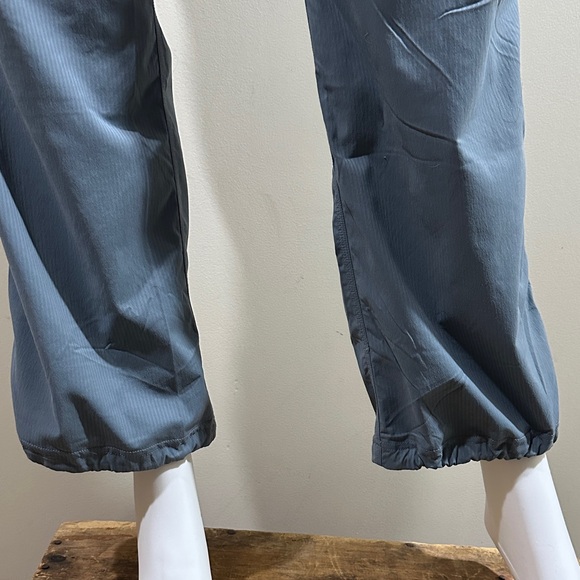 Woman’s Lululemon Size 8 Light Gray Jogger Pants - Picture 3 of 8